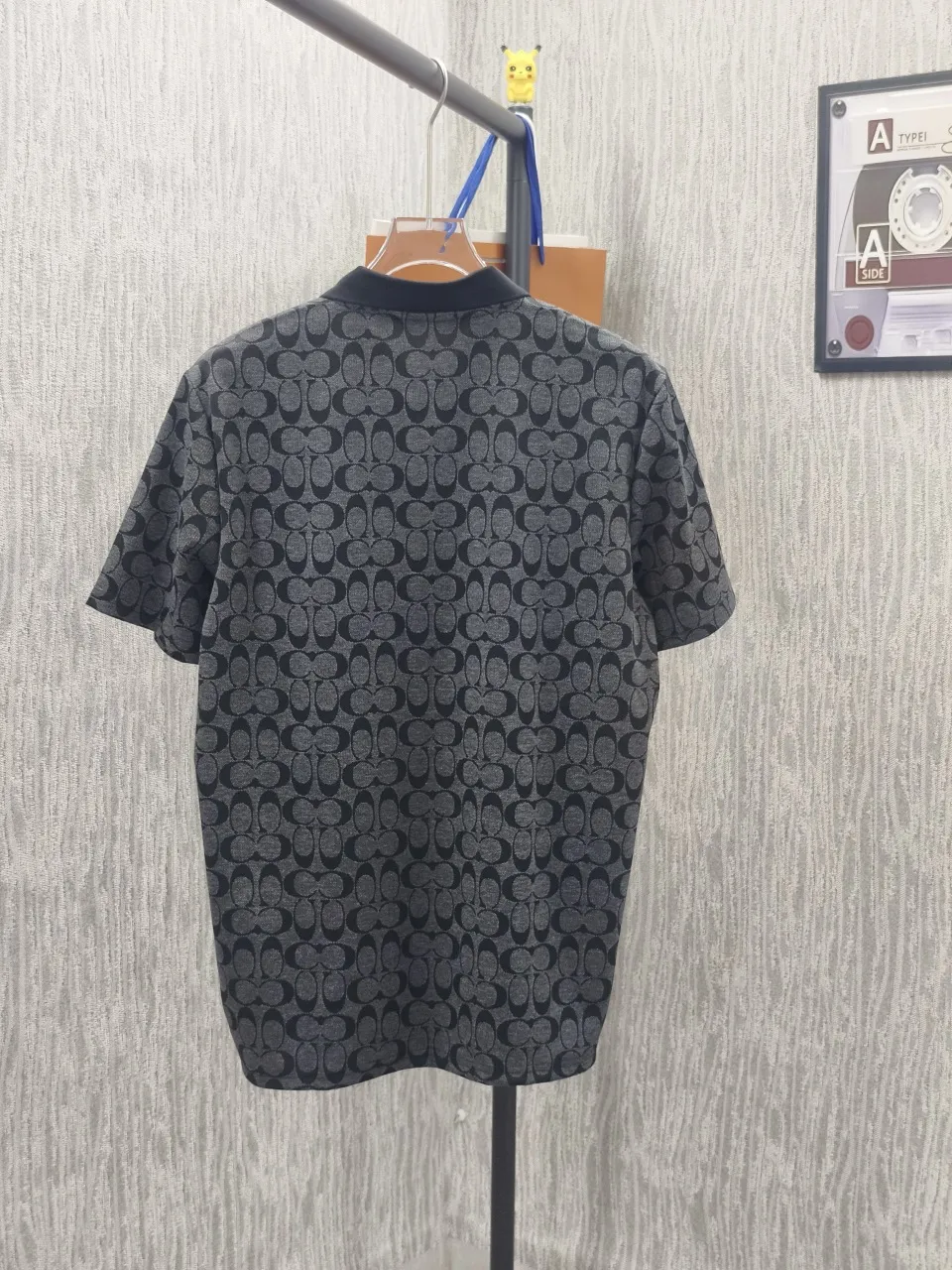 🌈🌈Coach/Coach all-over logo jacquard lapel short-sleeved polo shirt. Selected soft waxy terry cotton fabric, fluffy and skin-friendly, breathable and not sweaty. Customized fabrics are made of wafer cloth and jacquard knitting technology. Straight-leg tailoring, smooth, comfortable upper body, Breathable, concave and convex three-dimensional, fashionable and casual wear. Color: Black Sizes: M-3XL